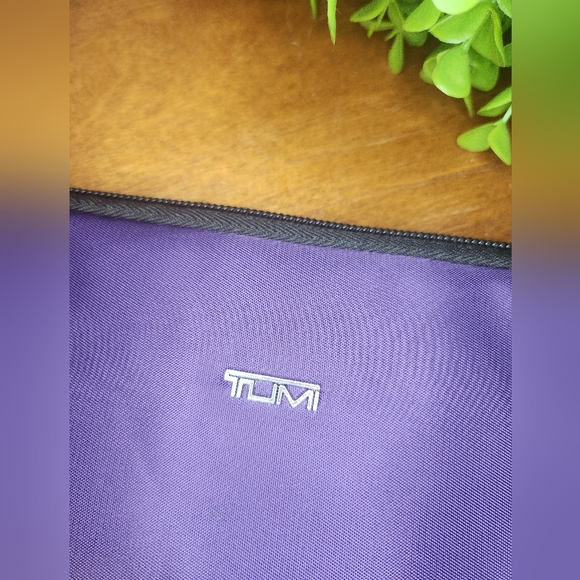 Tumi Corner zip bag - Picture 2 of 10